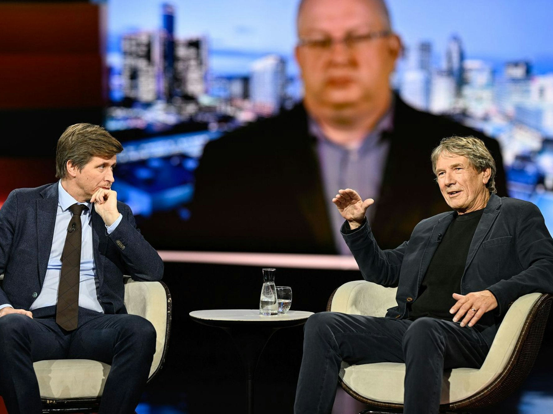 Autor Harald Jähner (rechts) sagte mit Blick auf die stagnierende Wirtschaft in Deutschland: „Die Spielräume des Staates sind extrem begrenzt.“ (Bild: ZDF / Markus Hertrich)