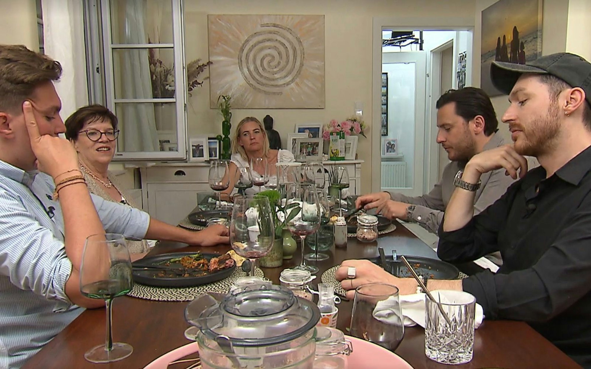 Zum Finale in Wien trifft sich die Gruppe bei Renate in Klosterneuburg. (Bild: RTL)