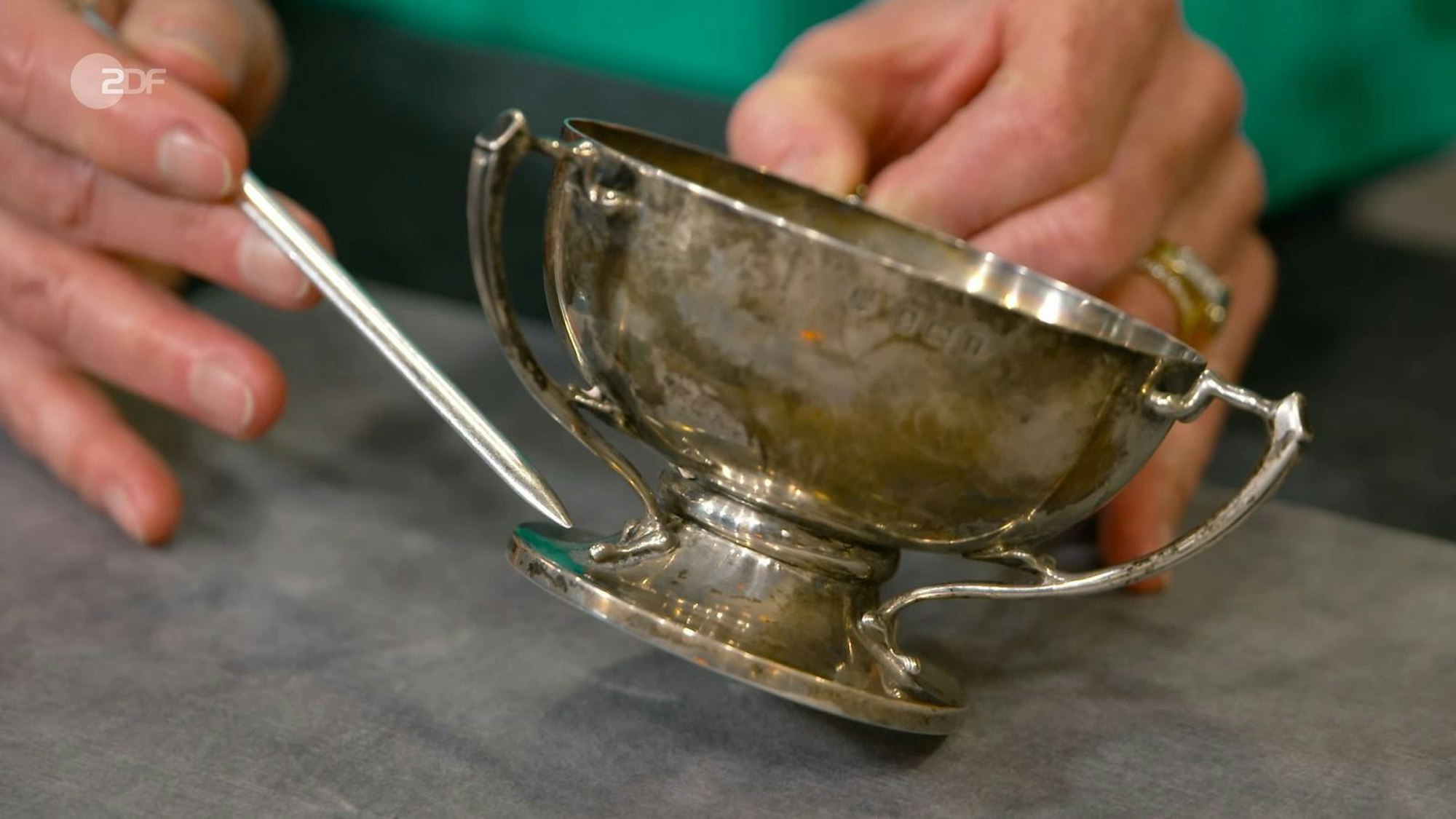 Das silberne Zuckerschälchen aus dem Jahr 1905 wurde mit 180 bis 200 Euro bewertet. Für 200 Euro ging das Objekt an Ferdinand Resul Adanir.
(Bild: ZDF)