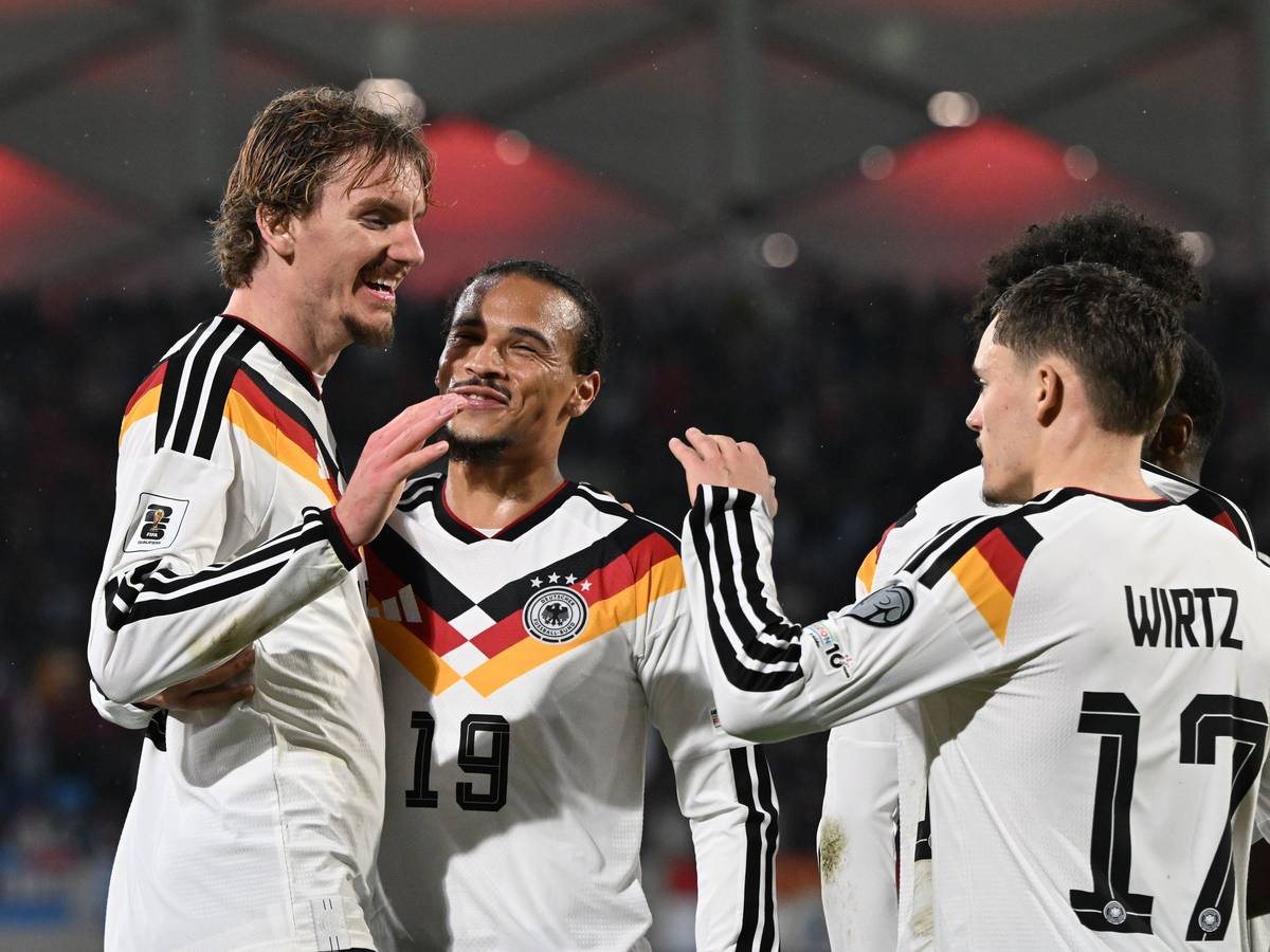 Deutschlands Nick Woltemade jubelt mit Leroy Sané und Florian Wirtz nach seinem Treffer zum 0:2.