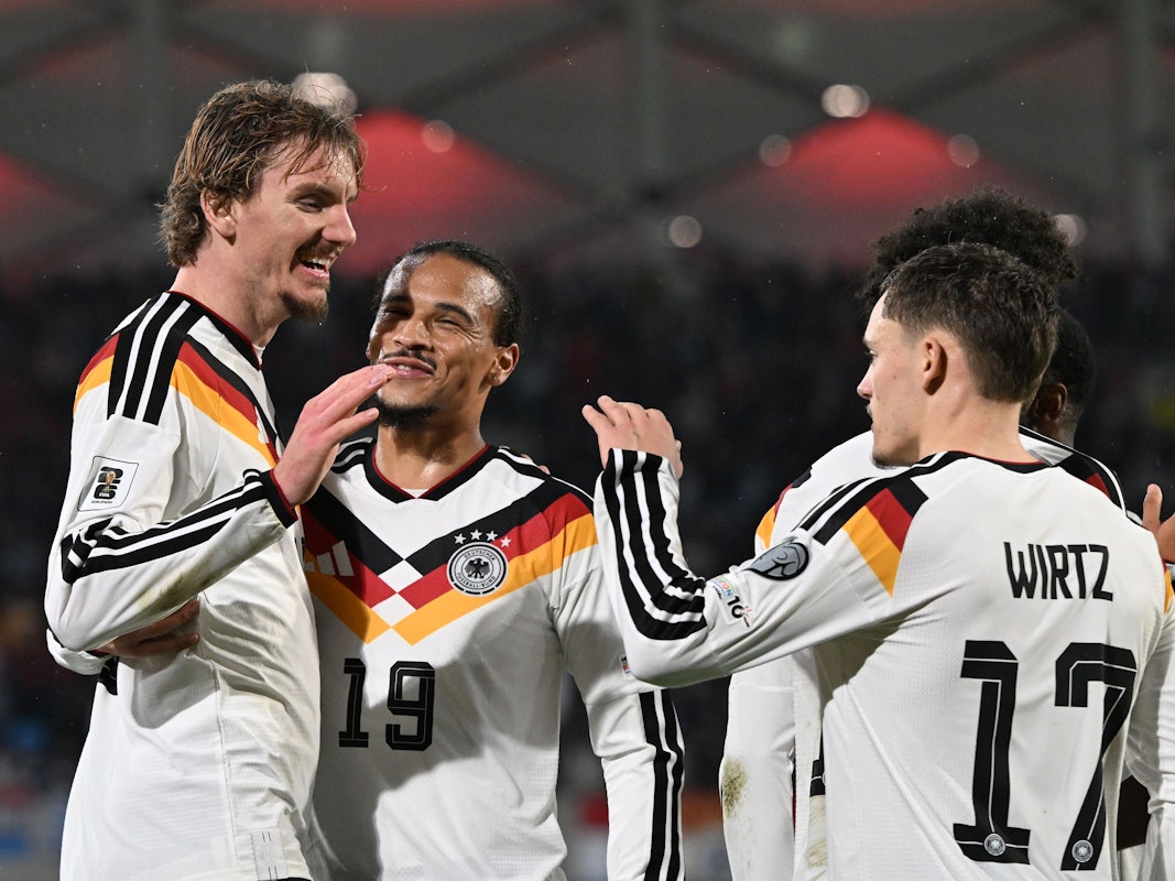Deutschlands Nick Woltemade jubelt mit Leroy Sané und Florian Wirtz nach seinem Treffer zum 0:2.