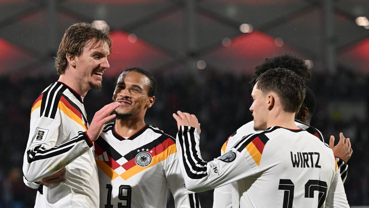 Deutschlands Nick Woltemade jubelt mit Leroy Sané und Florian Wirtz nach seinem Treffer zum 0:2.