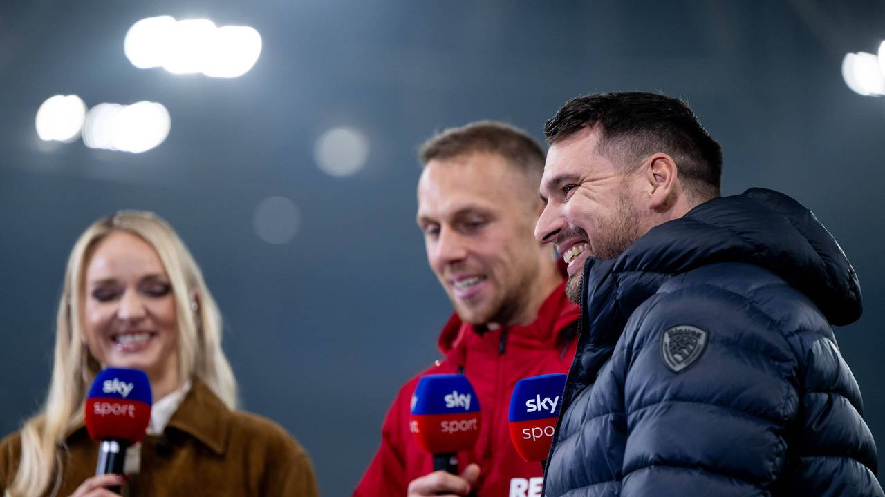 Patrick Helmes grinst bei einem Interview mit Marvin Schwäbe und Katharina Kleinfeldt.