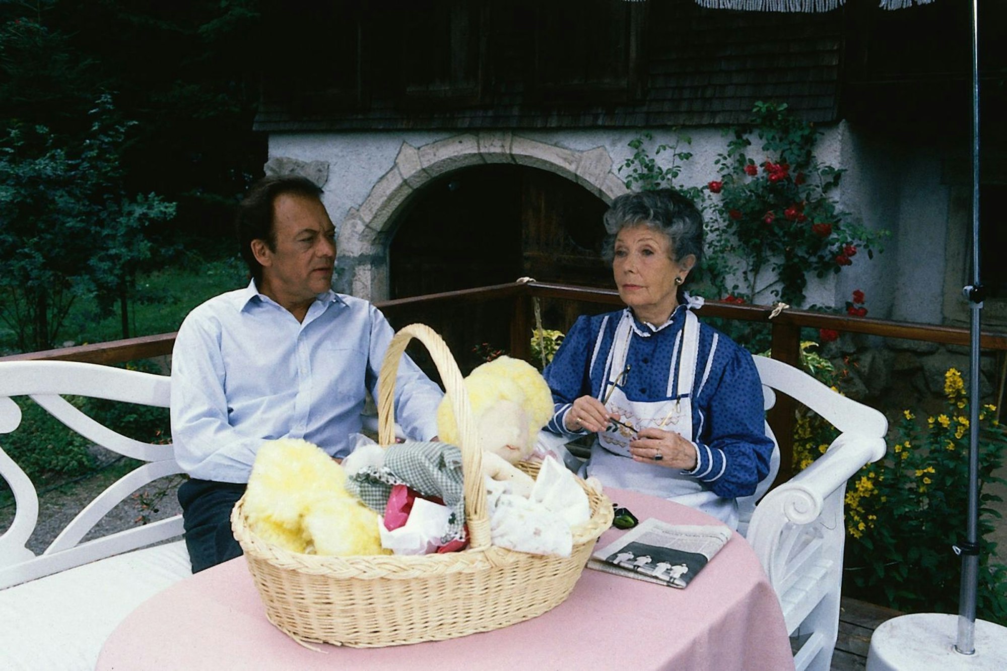 Gutsituierter, westdeutscher Provinzalltag: Käti (Karin Hardt) vermag es nicht, den in seinen Sorgen befangenen Professor Brinkmann (Klausjürgen Wussow) aufzuheitern. (Bild: ZDF / Thomas Waldhelm)