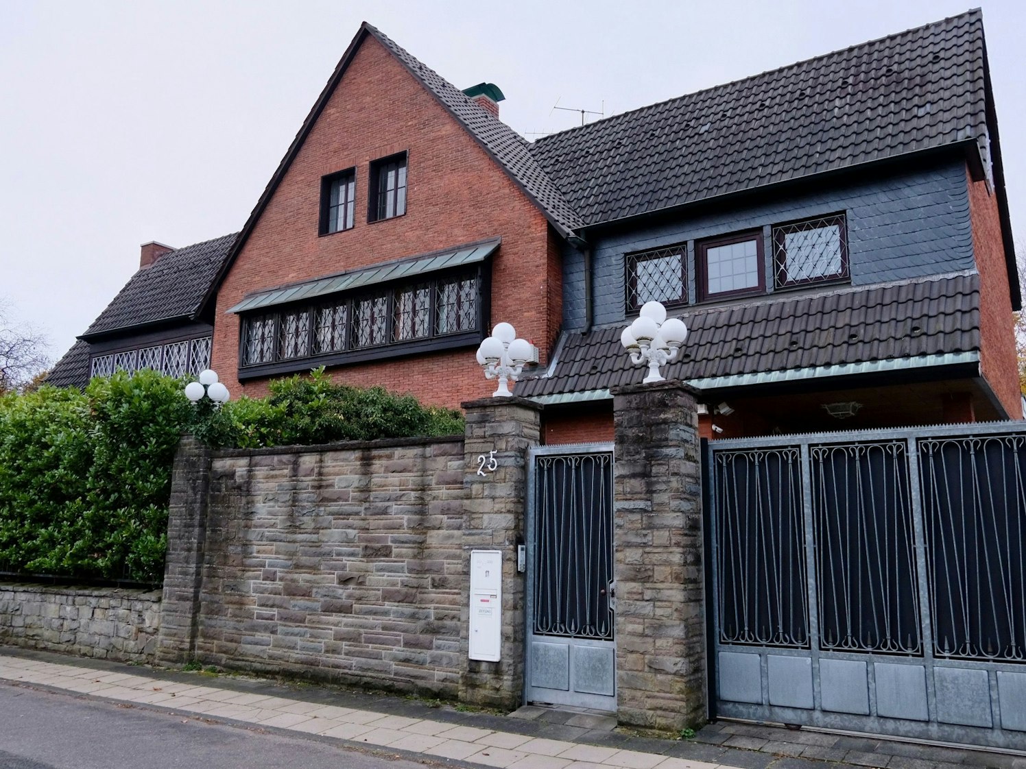 Ein Anwesen an der Rotdornstraße 25 soll bald in drei Wohneinheiten umgebaut werden.