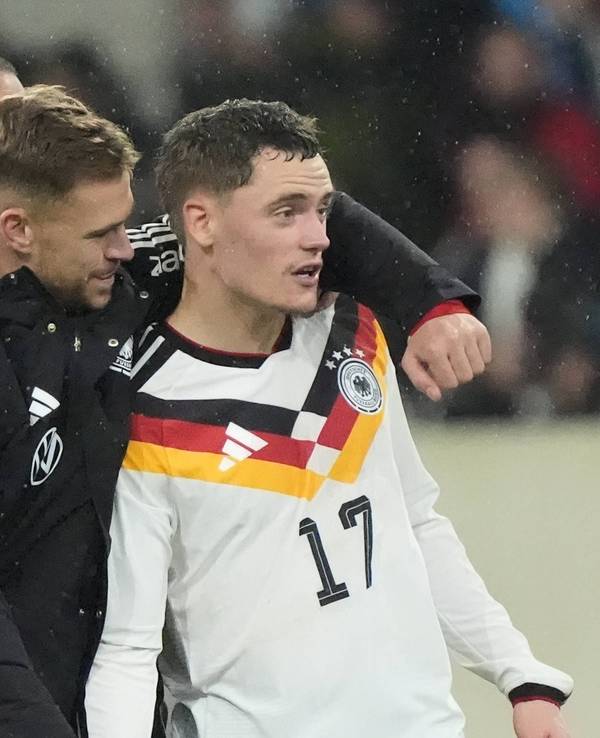 Joshua Kimmich umarmt Florian Wirtz nach dem Spiel.