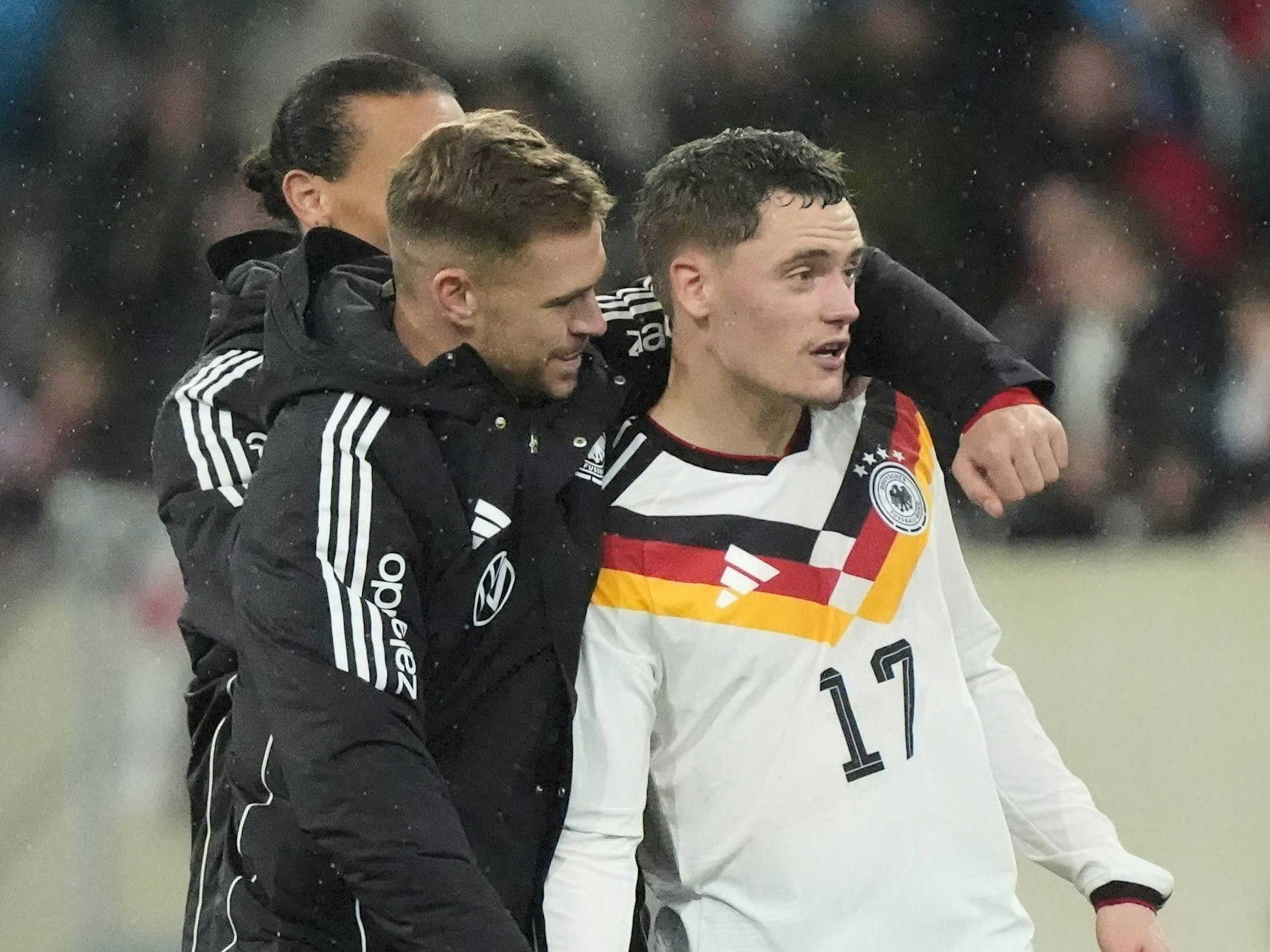 Joshua Kimmich umarmt Florian Wirtz nach dem Spiel.