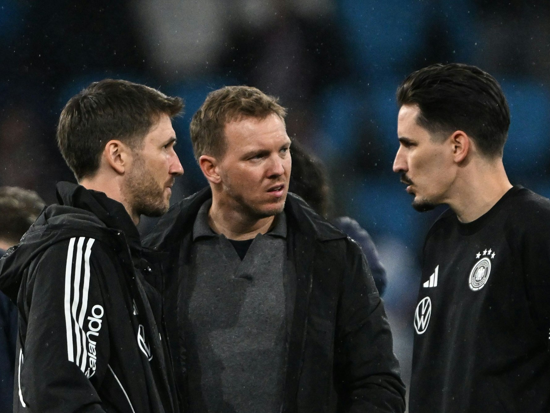 Bundestrainer Julian Nagelsmann und Benjamin Hübner unterhalten sich nach der Partie.