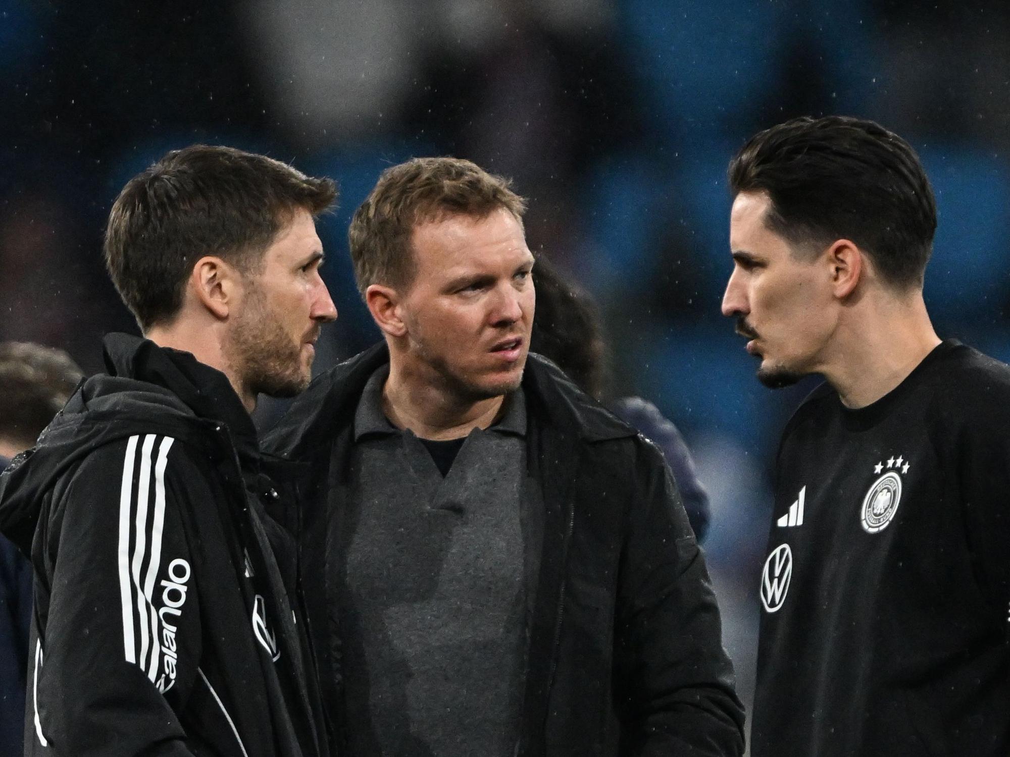 Bundestrainer Julian Nagelsmann und Benjamin Hübner unterhalten sich nach der Partie.