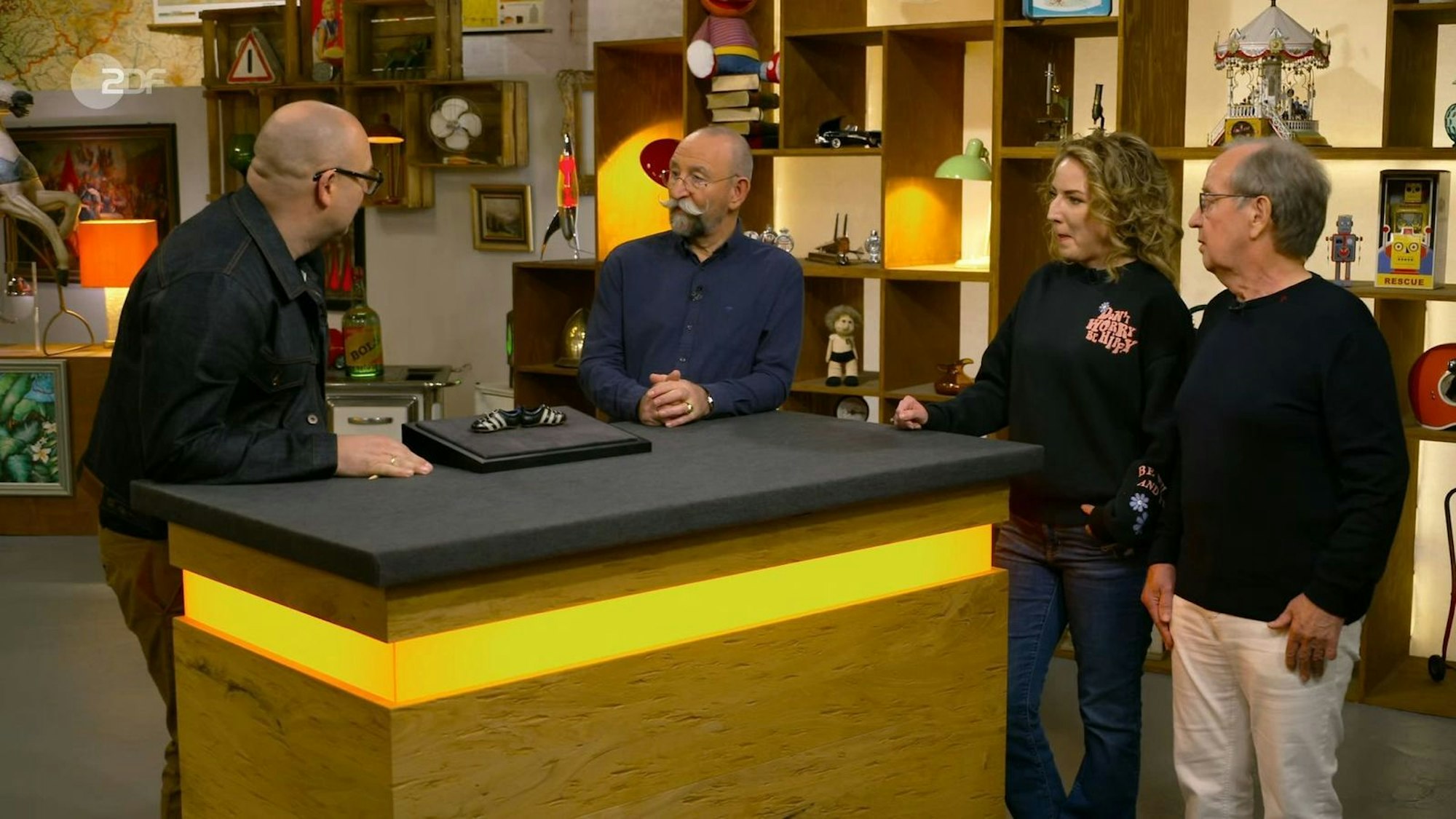 WM 1966? Da war doch was? „Da gab es ja diesen Riesenskandal mit dem Wembley-Tor“, erinnerte sich Sven Deutschmanek. Doch Horst Lichter fragte ahnungslos: „Warum? Was war denn da?“ Deutschmanek schaute ihn entgeistert an: „Du weißt nicht, was das Wembley-Tor war?“
(Bild: ZDF)