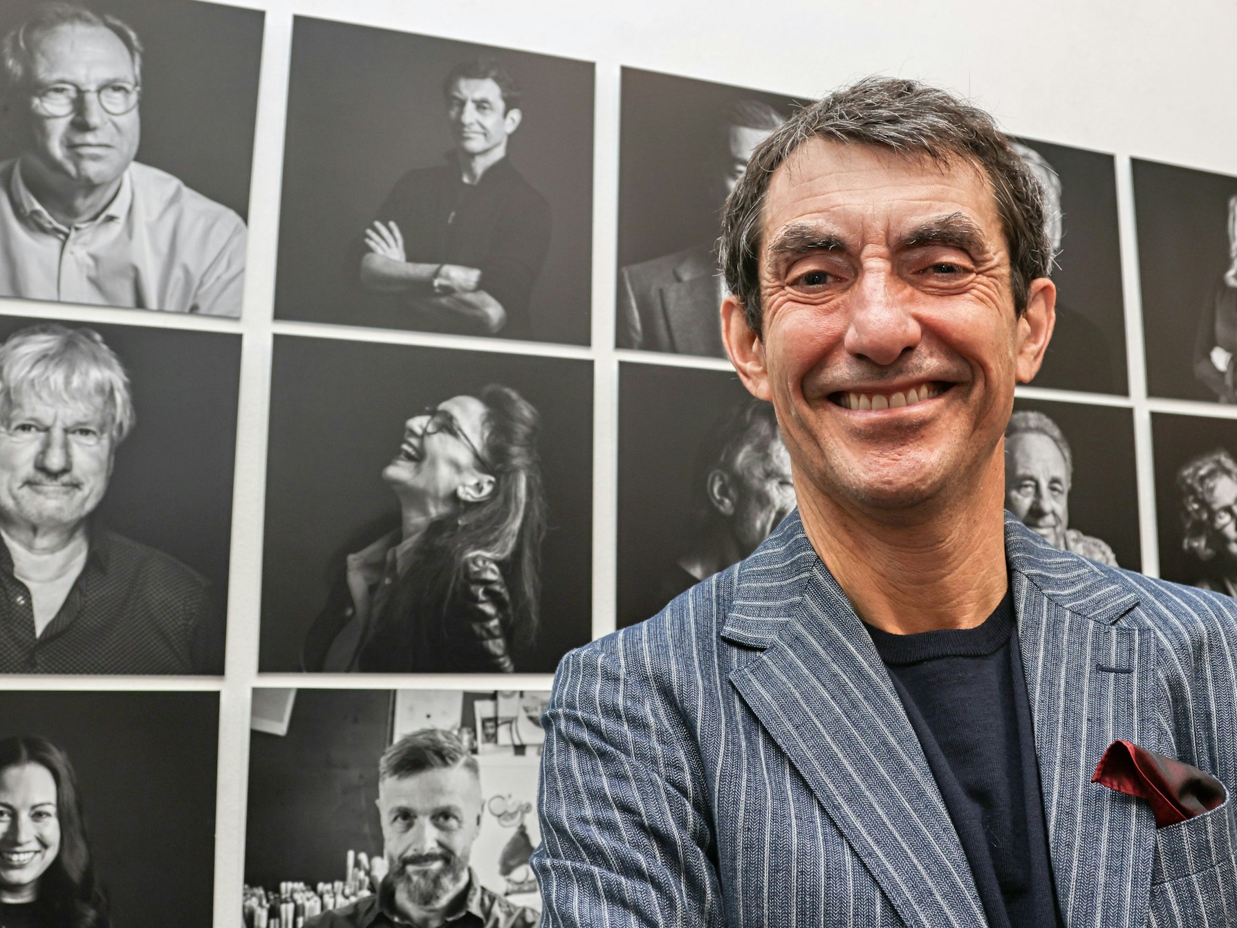 Knacju Deuser vor seinem Portrait in der Ausstellung.