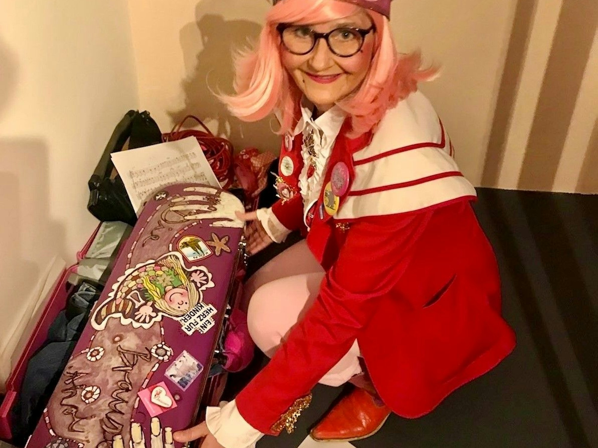 Bettina Scheibler mit ihrem Geigenkoffer.