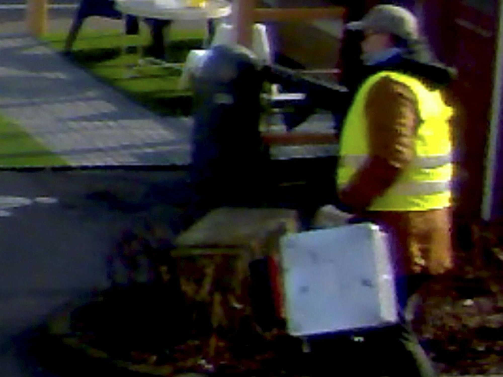 Dieses Fahndungsfoto zeigt den Räuber im März 2018 mit Maschinenpistole und Geldkoffer auf dem Parkplatz von Ikea in Köln-Godorf.