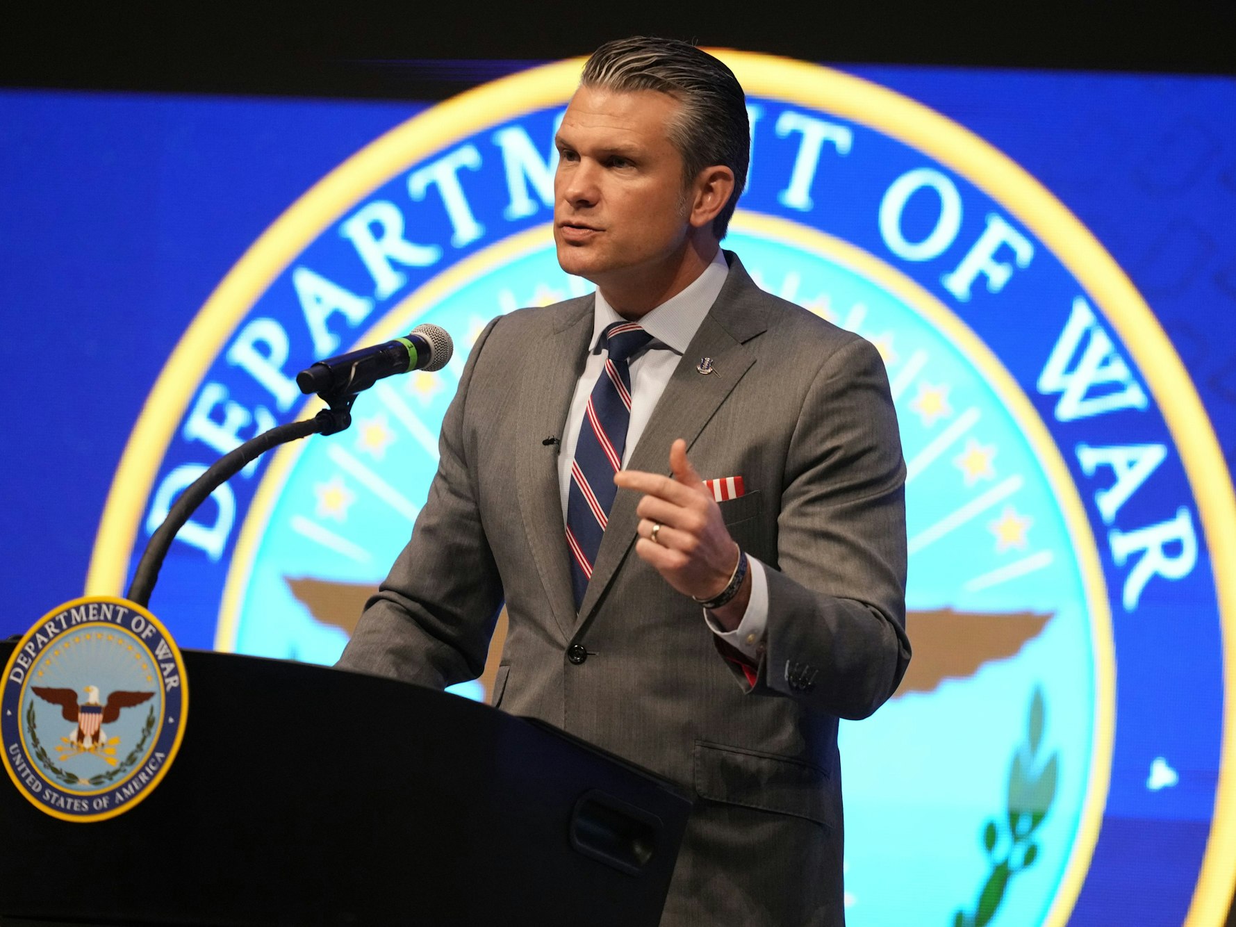 US-Verteidigungsminister Pete Hegseth spricht während des 4. jährlichen Northeast Indiana Defense Summit an der Purdue University Fort Wayne.