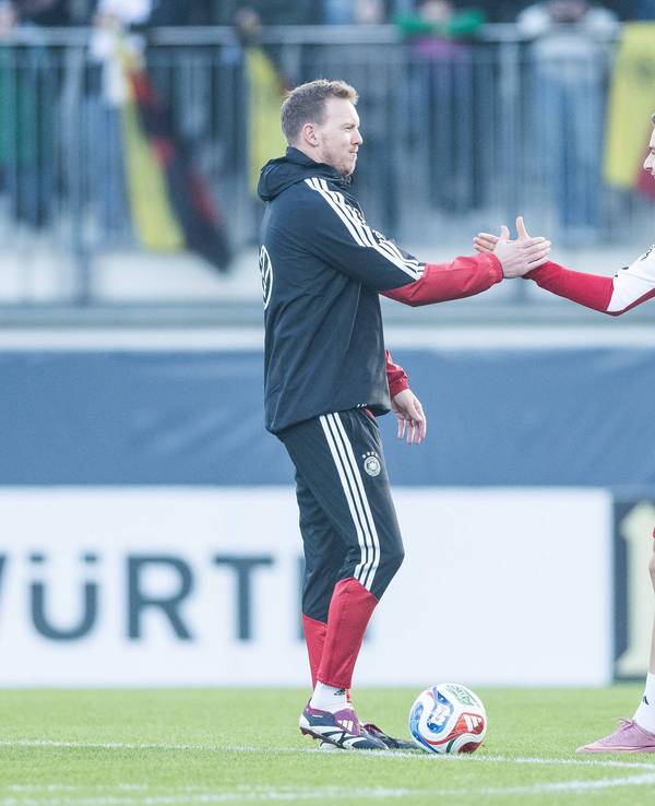 Julian Nagelsmann begrüßt Said El Mala mit Handschlag im Training.