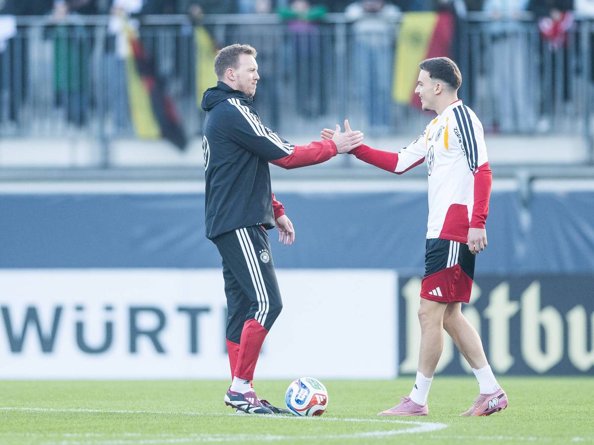 Julian Nagelsmann begrüßt Said El Mala mit Handschlag im Training.