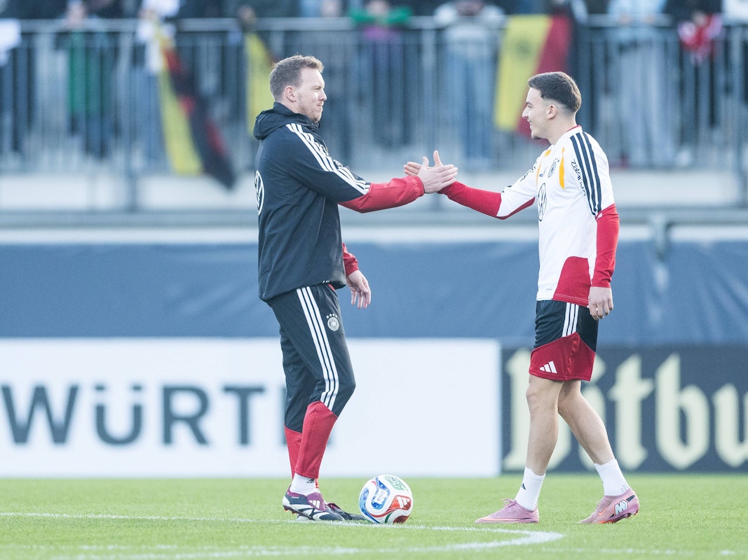 Julian Nagelsmann begrüßt Said El Mala mit Handschlag im Training.