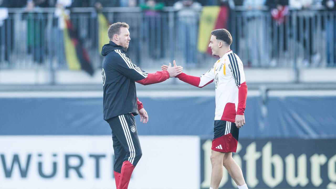 Julian Nagelsmann begrüßt Said El Mala mit Handschlag im Training.