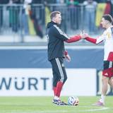 Julian Nagelsmann begrüßt Said El Mala mit Handschlag im Training.