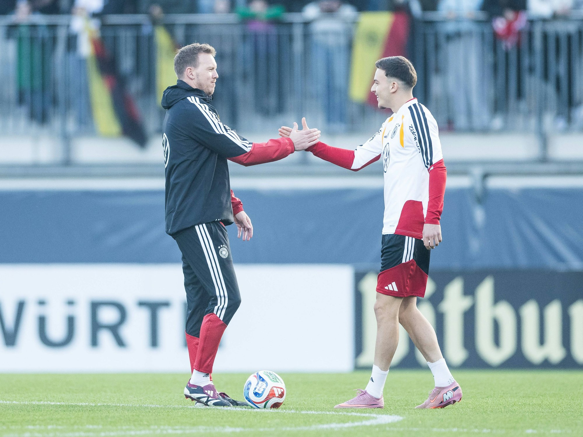 Julian Nagelsmann klatscht mit Said El Mala ab.