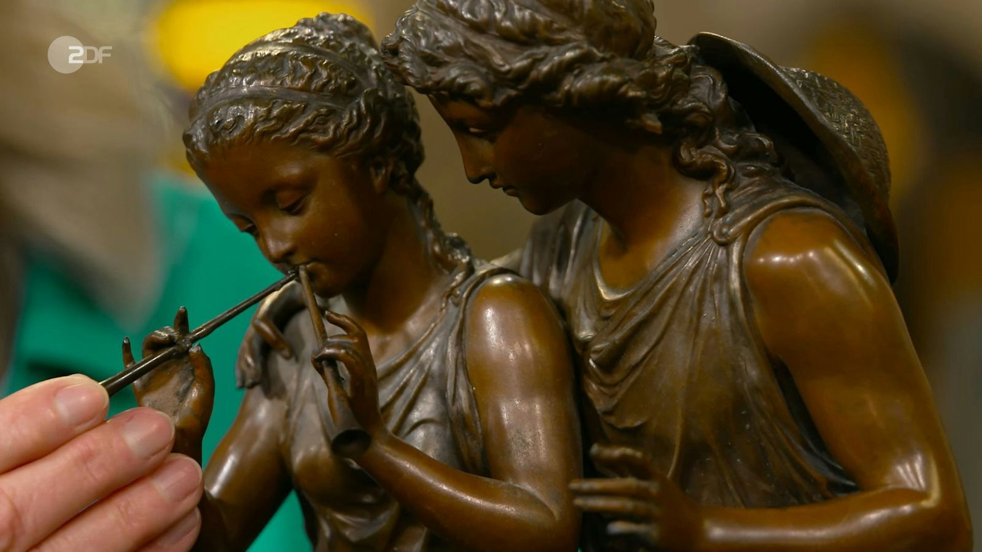 Die Zinkguss-Plastik von Auguste Joseph Pfeiffer von Anfang des 20. Jahrhunderts wurde auf 250 bis 300 Euro geschätzt. Für 290 Euro kaufte sich Wolfgang Pauritsch die Darstellung von Daphnis und Chloe.
(Bild: ZDF)