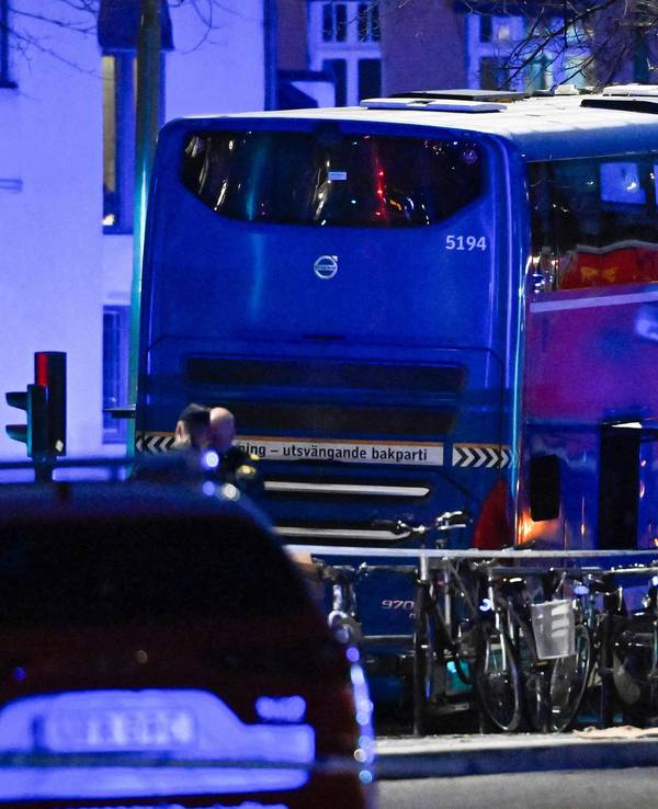 Das Foto zeigt die Unfallstelle in Stockholm. Dort ist ein Bus in eine Haltestelle gefahren.