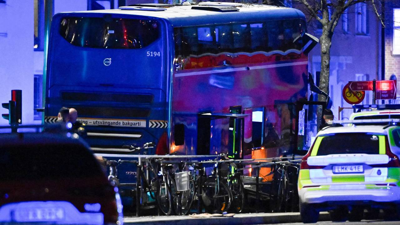 Das Foto zeigt die Unfallstelle in Stockholm. Dort ist ein Bus in eine Haltestelle gefahren.