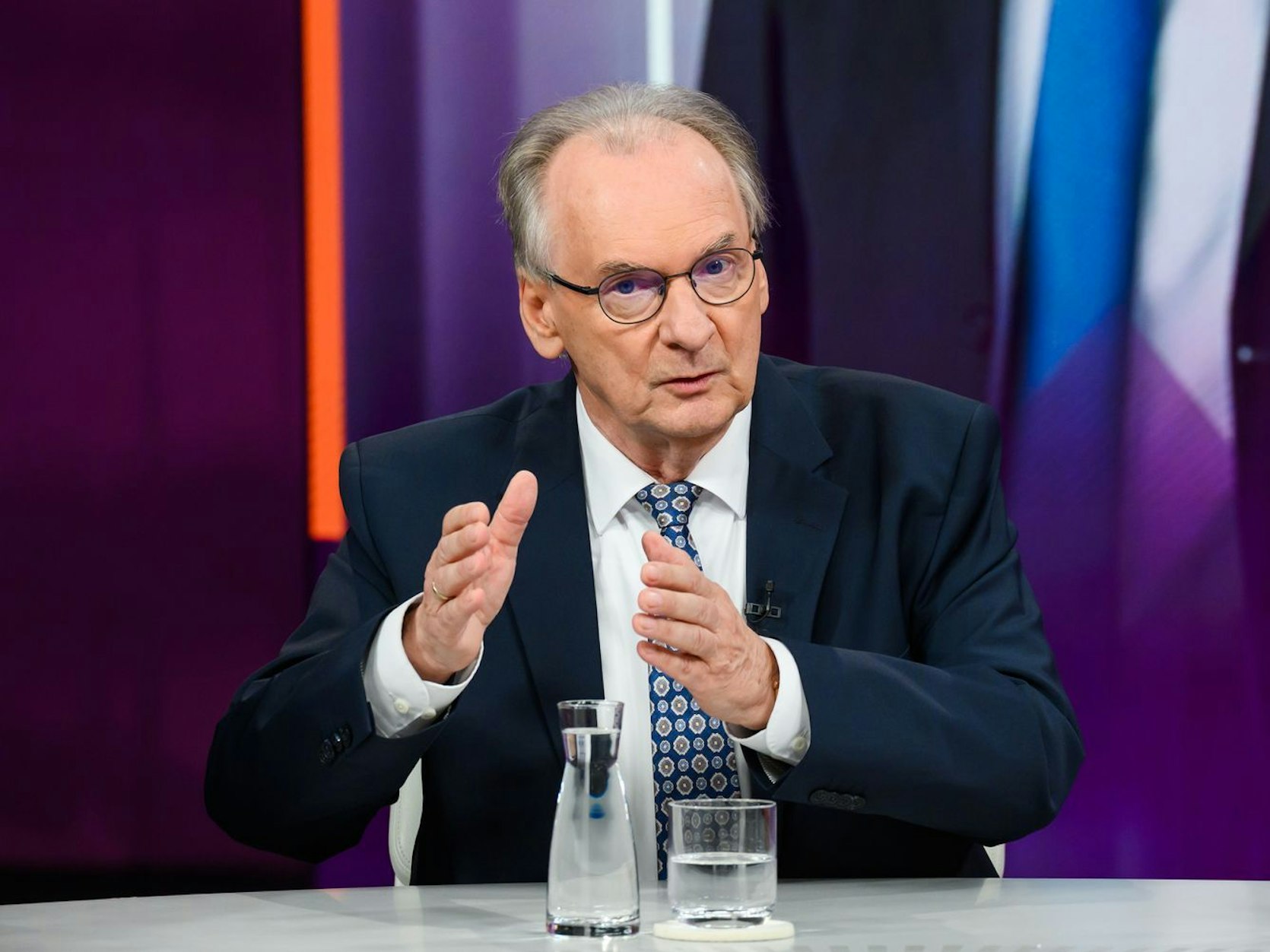 Wie der Rentenstreit gelöst und die jungen CDU-Abweichler auf Kurs gebracht werden könne? „Das muss Jens Spahn machen“, sagt Reiner Haseloff, „das ist die Aufgabe des Fraktionsvorsitzenden.“ (Bild: ZDF/Jule Roehr)