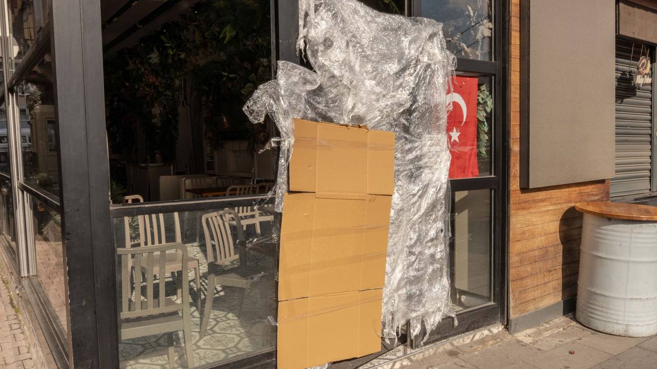An einem türkischen Stand für Streetfood, der von den türkischen Behörden geschlossen wurde, hängen eine Pappe und eine Plastikplane neben einer türkischen Fahne.