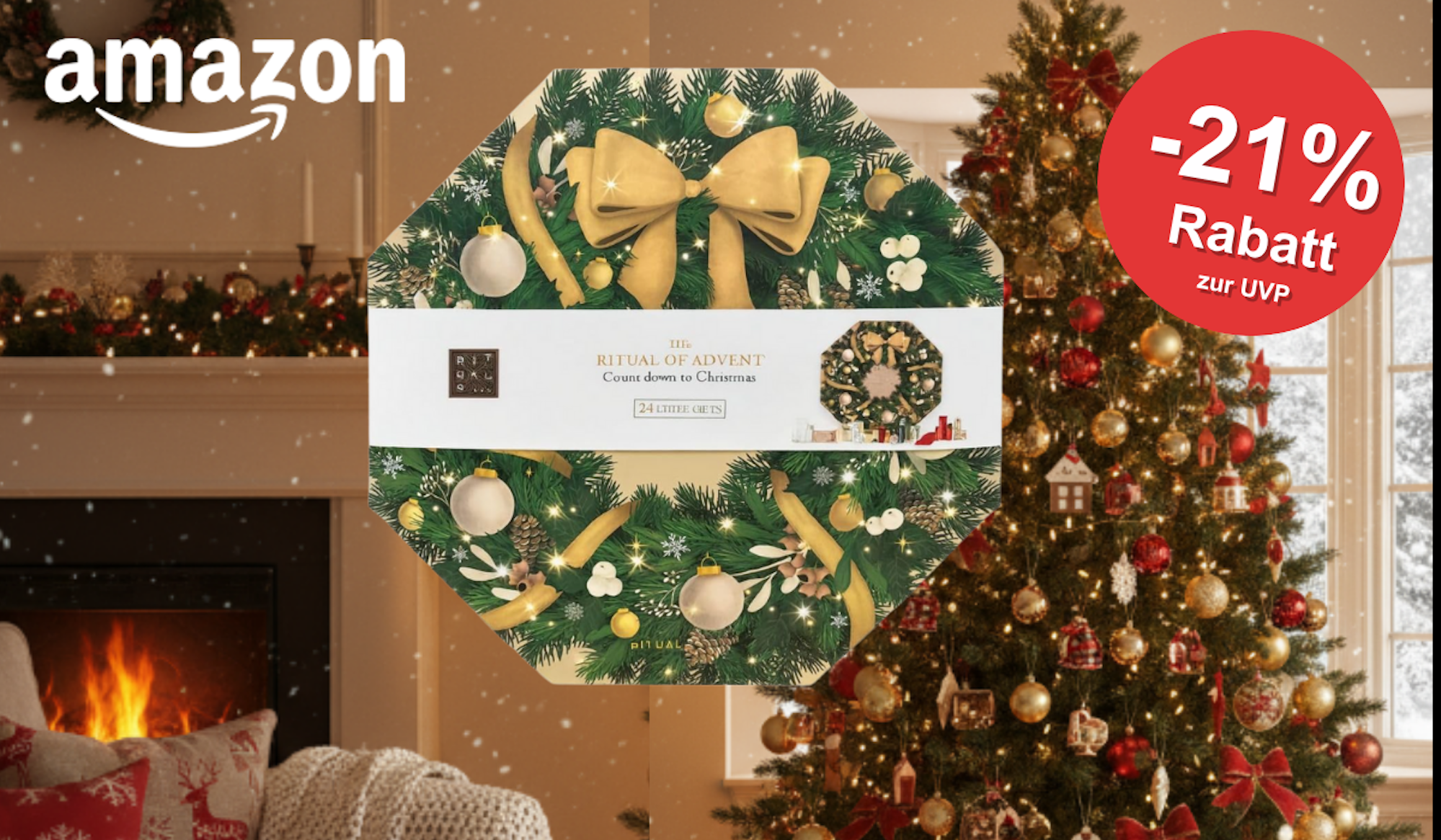 Auf dem Bild ist ein gemütlich geschmücktes Wohnzimmer zu sehen und mittig der neue Rituals Adventskalender in Szene gesetzt.