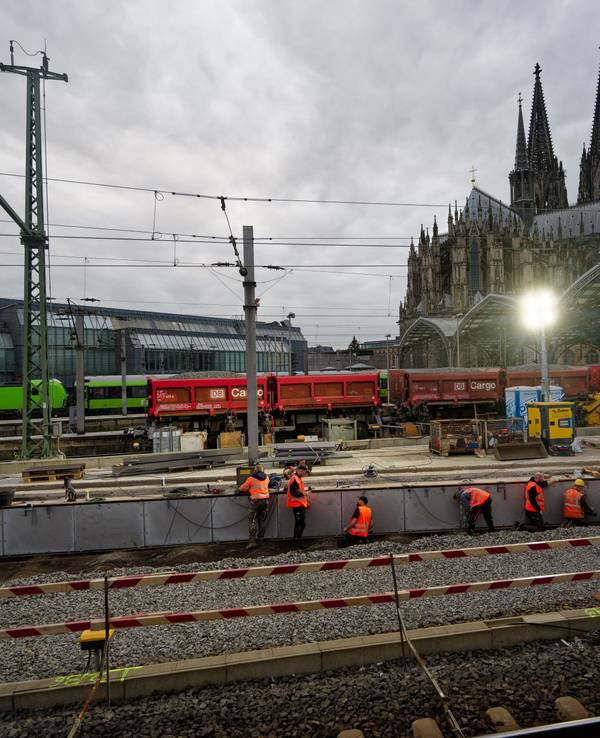 Schon am Nachmittag vor der Sperrung haben im Kölner Hauptbahnhof Bauarbeiten begonnen. Der Hauptbahnhof wird für zehn Tage nahezu komplett gesperrt. Grund sind Arbeiten für das neue elektronische Stellwerk, wie die Bahn mitteilte.