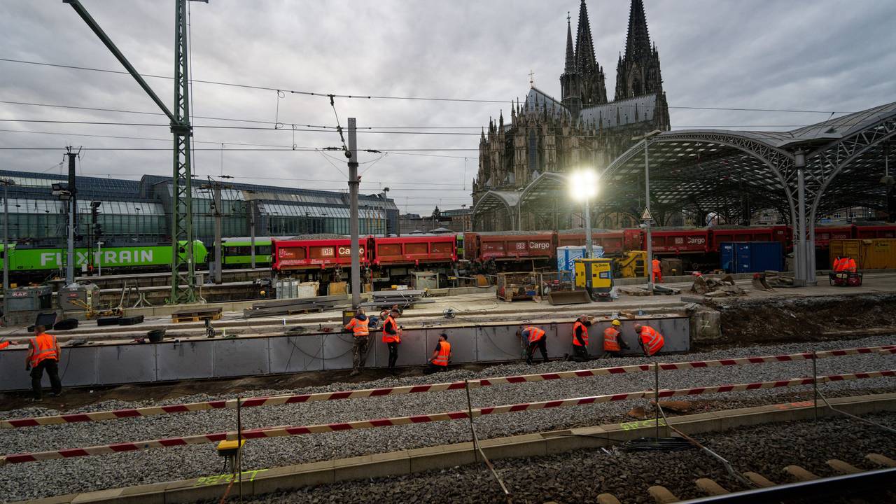 Schon am Nachmittag vor der Sperrung haben im Kölner Hauptbahnhof Bauarbeiten begonnen. Der Hauptbahnhof wird für zehn Tage nahezu komplett gesperrt. Grund sind Arbeiten für das neue elektronische Stellwerk, wie die Bahn mitteilte.