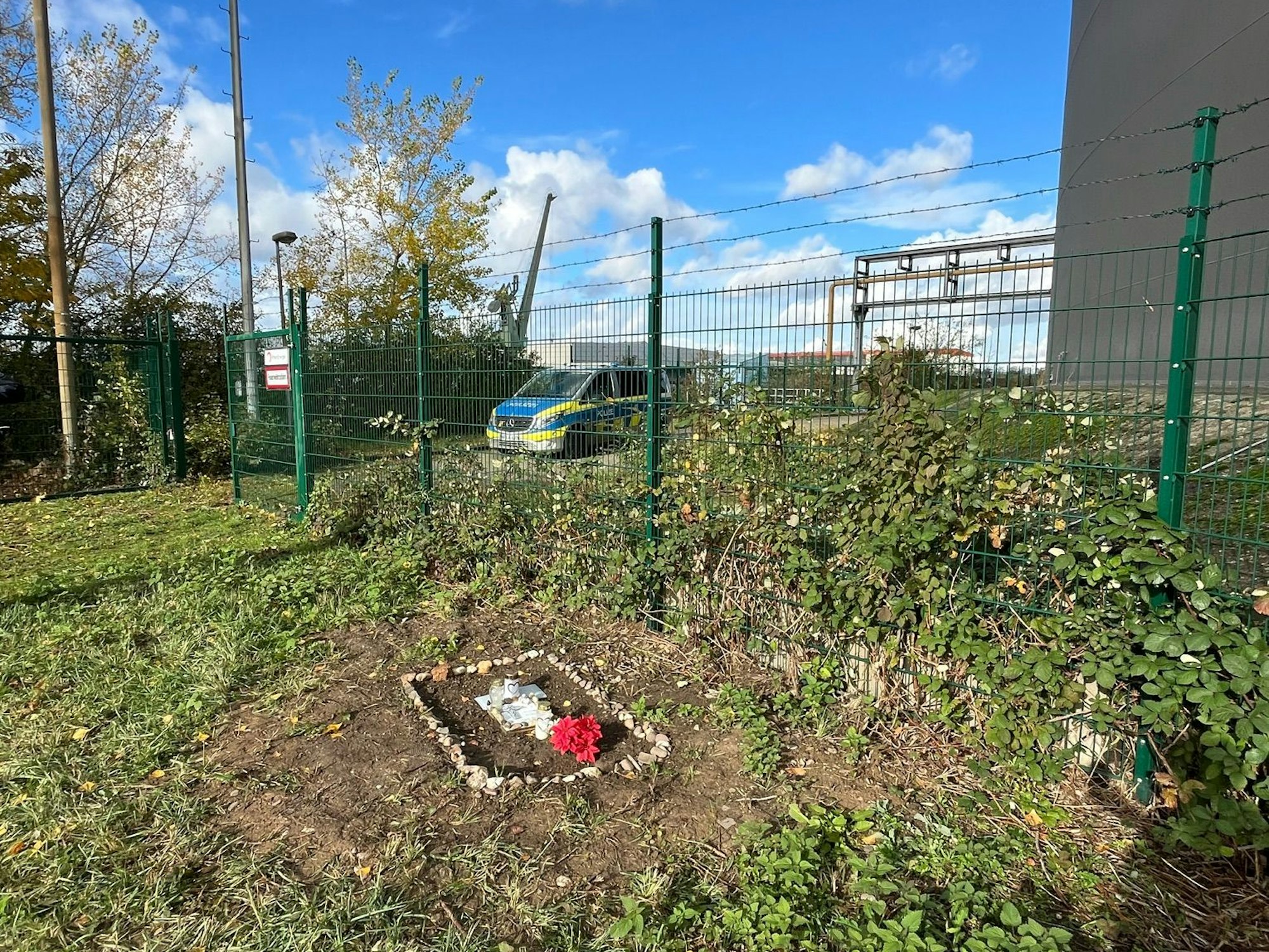 Ein Grab im Niehler Hafen löste einen Großeinsatz der Kölner Polizei aus.