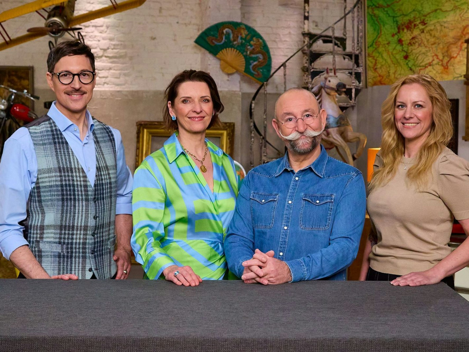 Wurde das „Bares für Rares“-Team durch einen Hacker kompromittiert? Von links: Colmar Schulte-Goltz, Wendela Horz, Moderator Horst Lichter und Annika Raßbach. (Bild: ZDF / Frank Beer)