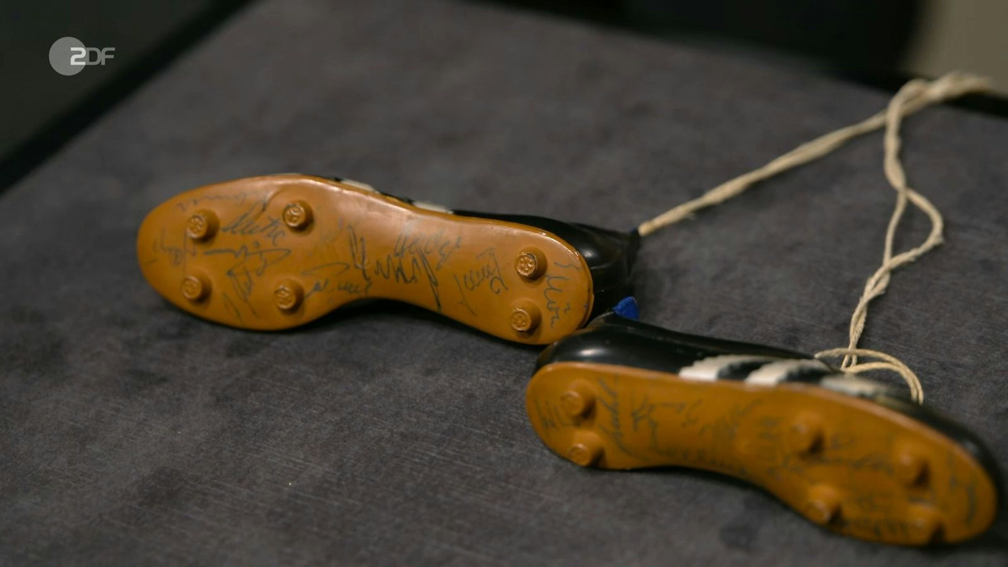 Die Miniatur-Fußballschuhe von Adidas waren 1966 ein WM-Fanartikel. Besonders wurden die Schühchen durch die Unterschriften von Legenden wie Franz Beckenbauer, Uwe Seeler und Helmut Schön. Der Verkäufer wünschte sich 700 Euro, der Experte hielt nur 150 bis 200 Euro für realistisch.
(Bild: ZDF)