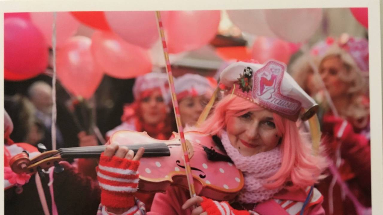 Geigerin Bettina Scheibler mit ihrem Instrument.