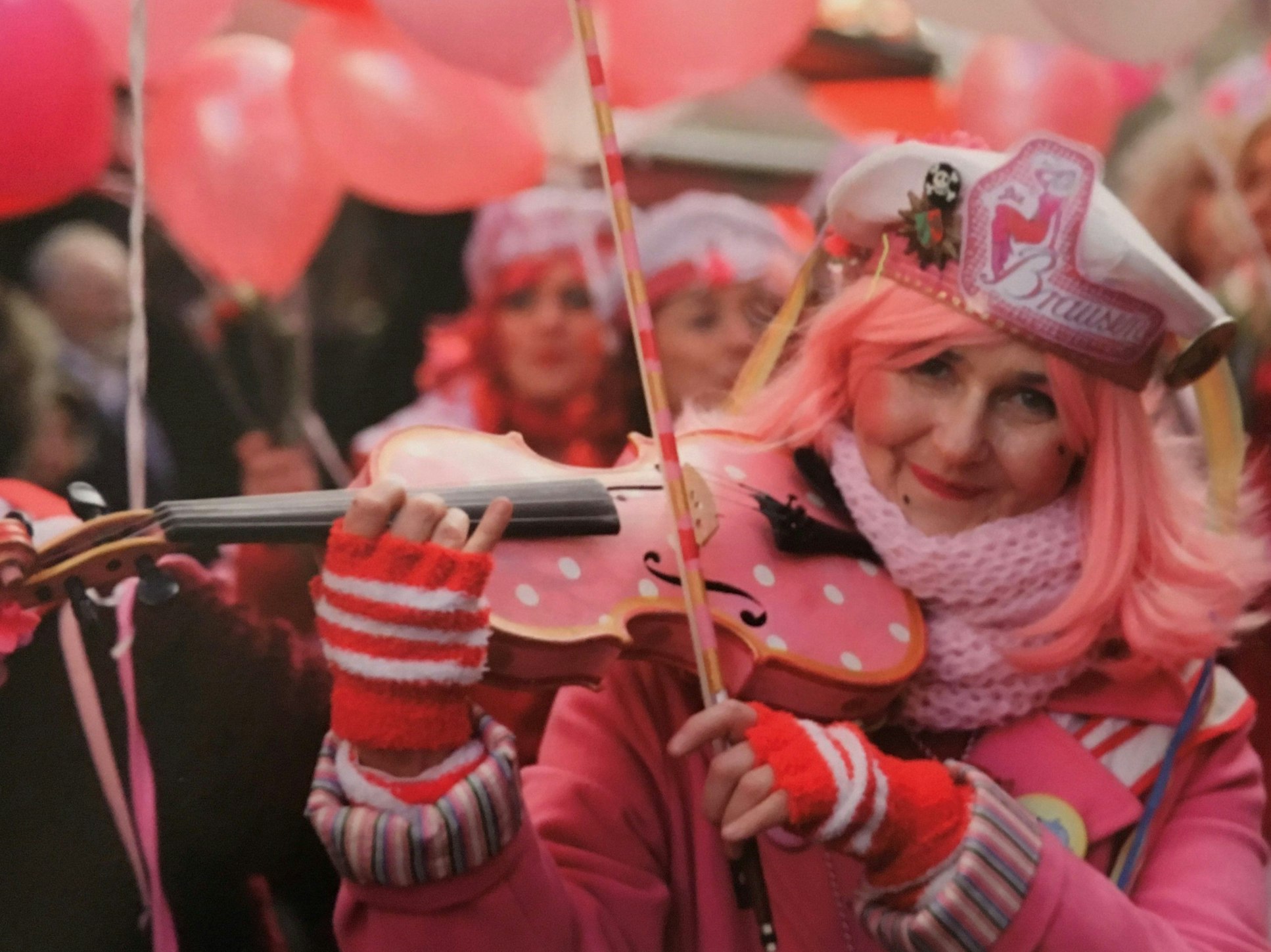 Geigerin Bettina Scheibler mit ihrem Instrument.