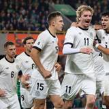 Nick Woltemade bejubelt mit Teamkollegen sein Tor im weißen DFB-Trikot.