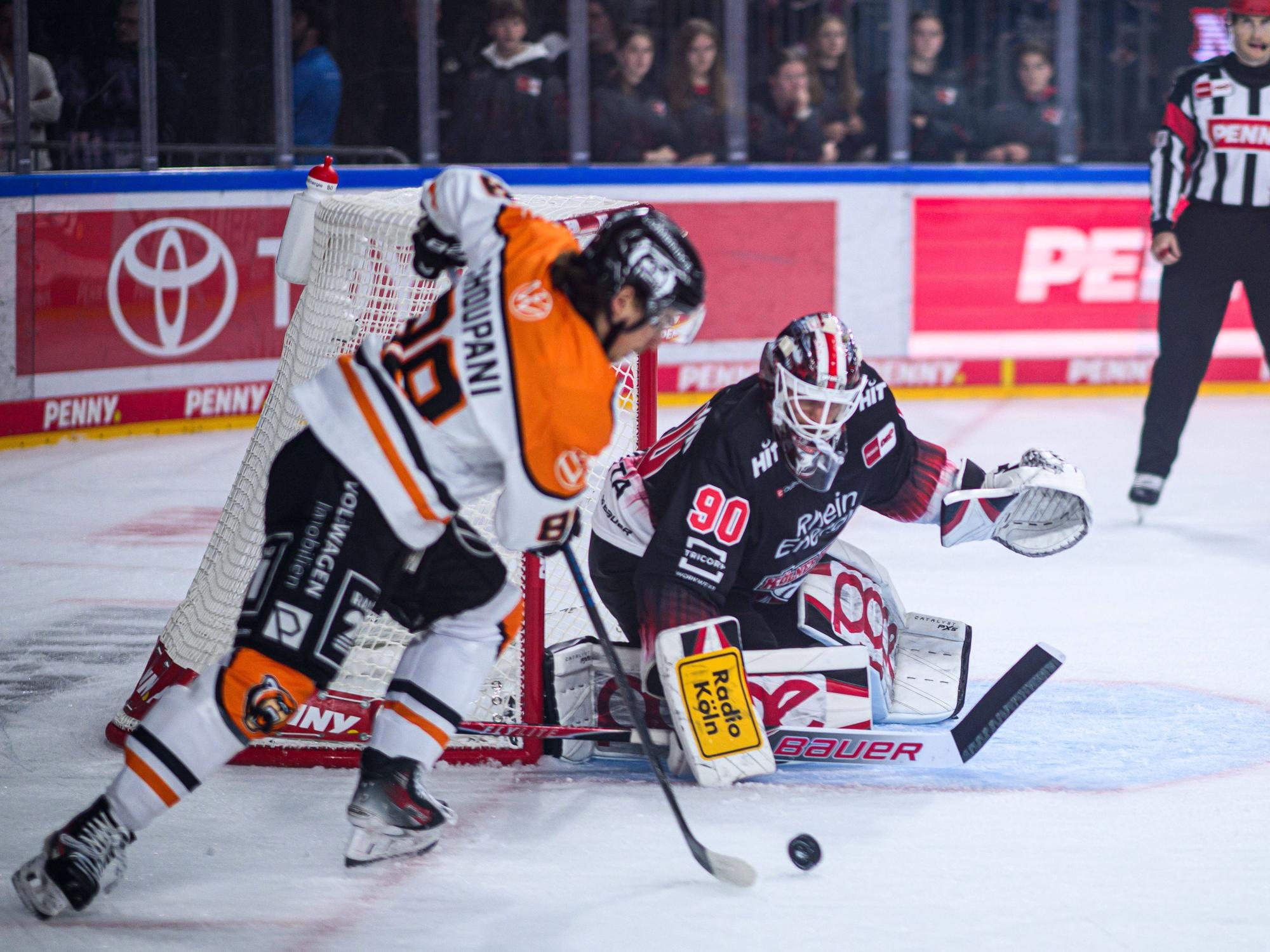 VItalii Kliuiev schießt auf das Tor der Kölner Haie.