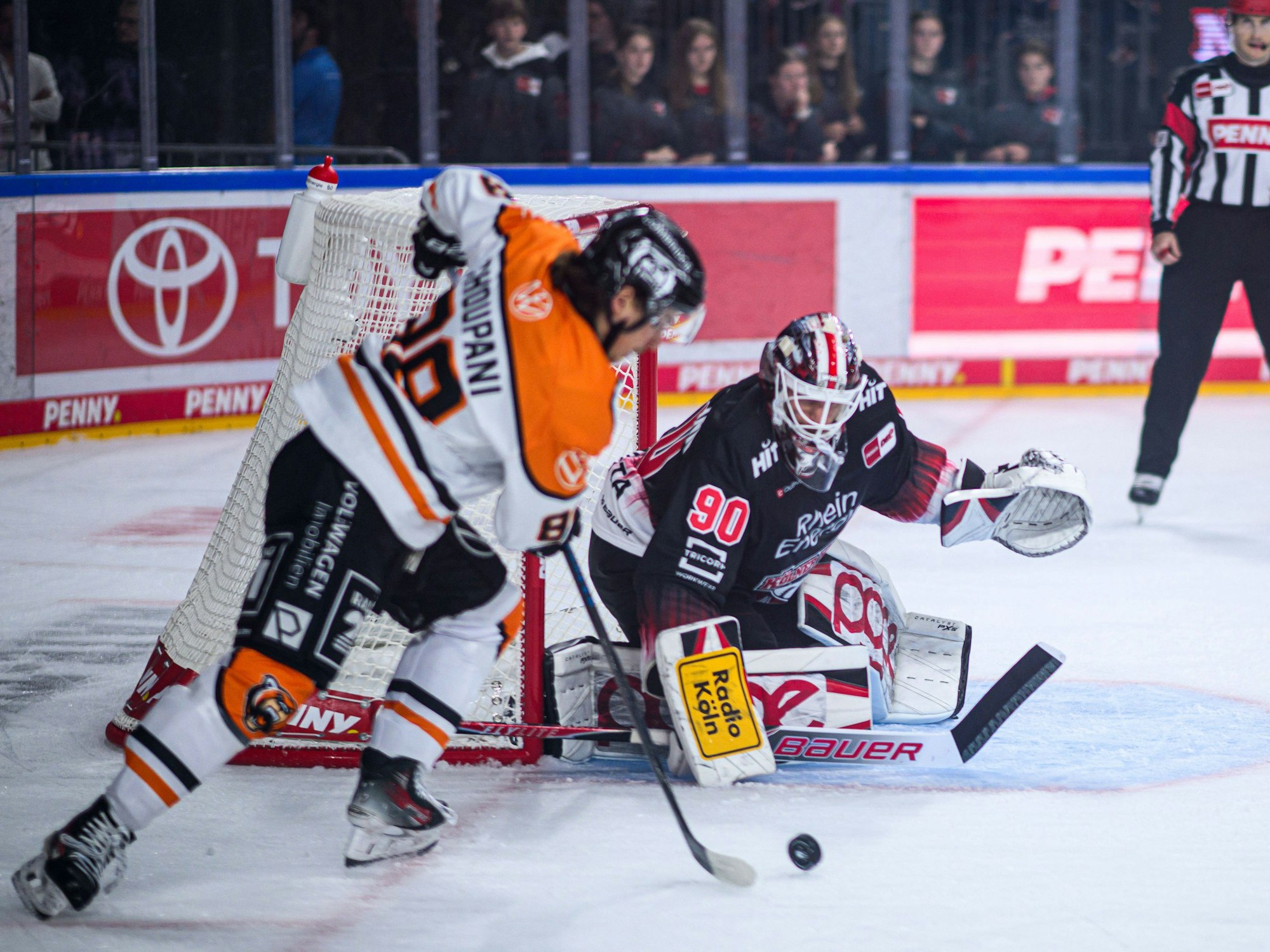 VItalii Kliuiev schießt auf das Tor der Kölner Haie.