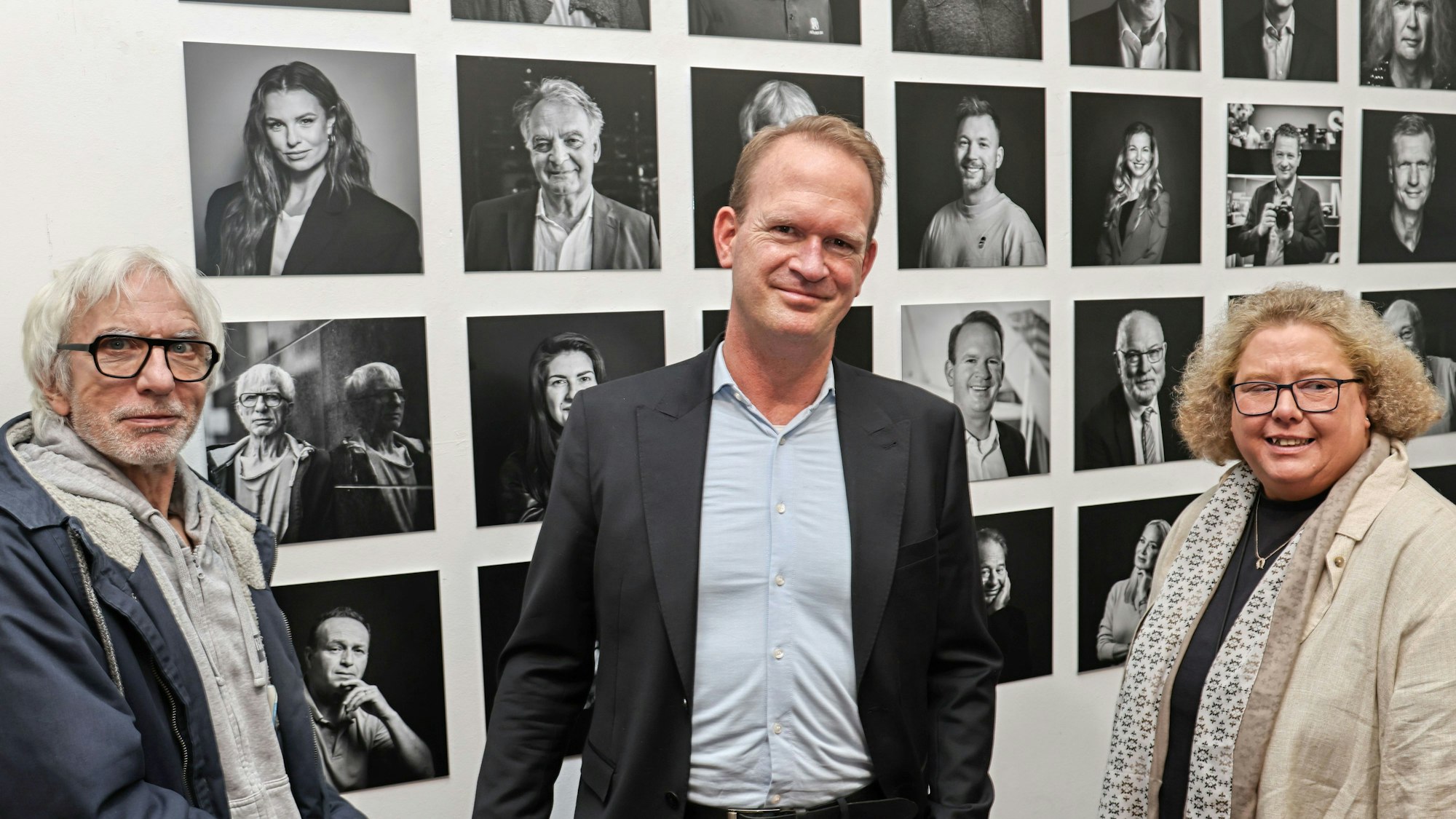 Ralf Richter, Stefan Löcher und Daniela Decker vor ihren Portraits.