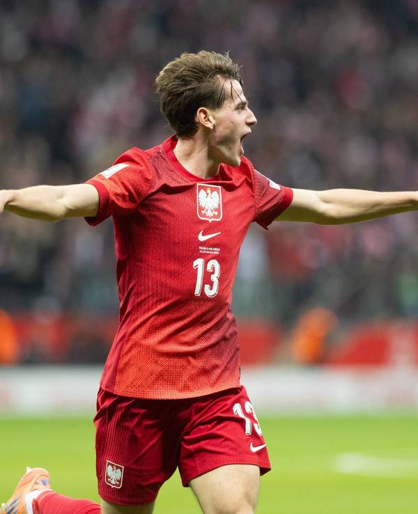 Jakub Kaminski bejubelt seinen Treffer gegen die Niederlande und breitet seine Arme aus.