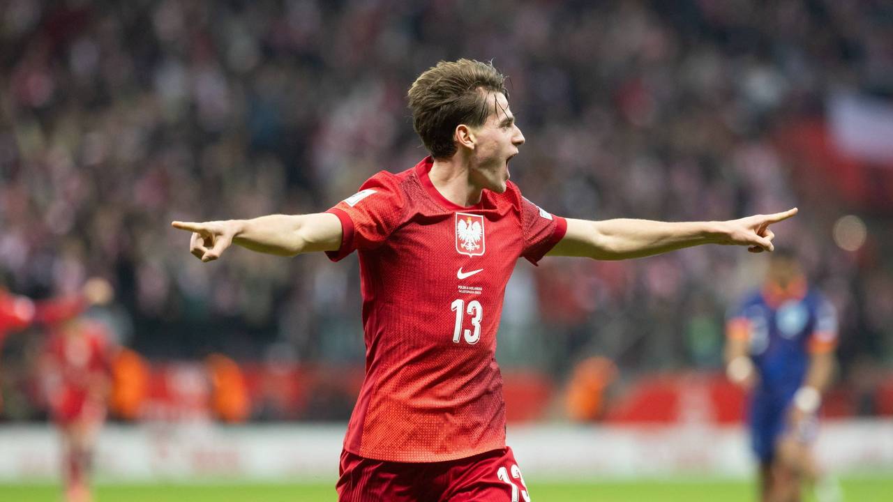 Jakub Kaminski bejubelt seinen Treffer gegen die Niederlande und breitet seine Arme aus.