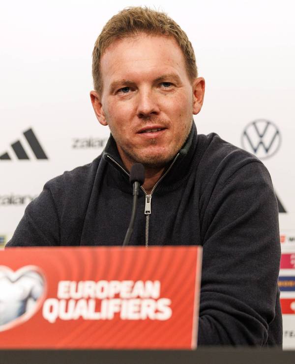 Julian Nagelsmann sitzt bei der Pressekonferenz.
