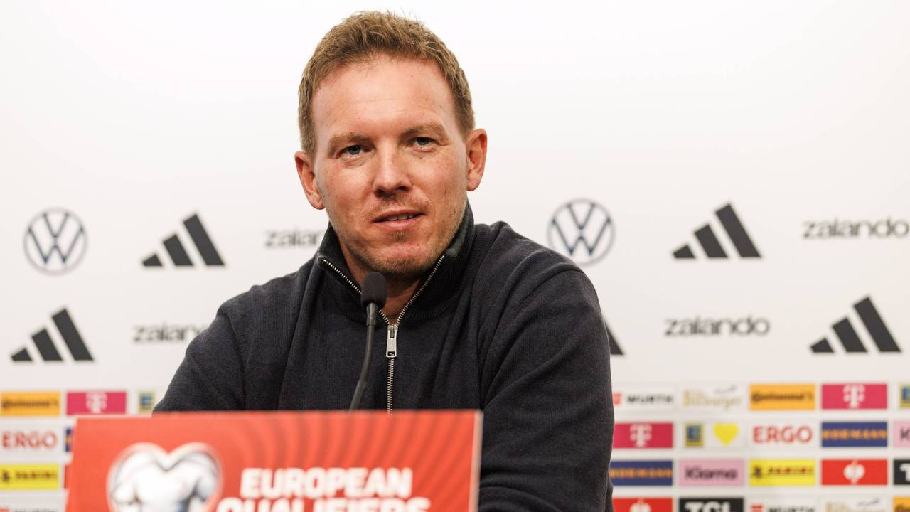 Julian Nagelsmann sitzt bei der Pressekonferenz.