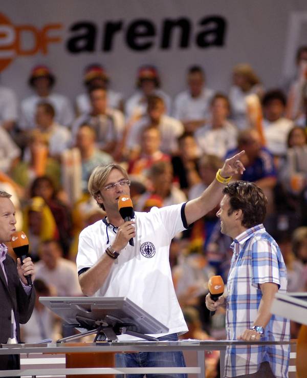 ZDF-Moderator Johannes B. Kerner (li.) im Gespräch mit Jürgen Klopp und Urs Meier.