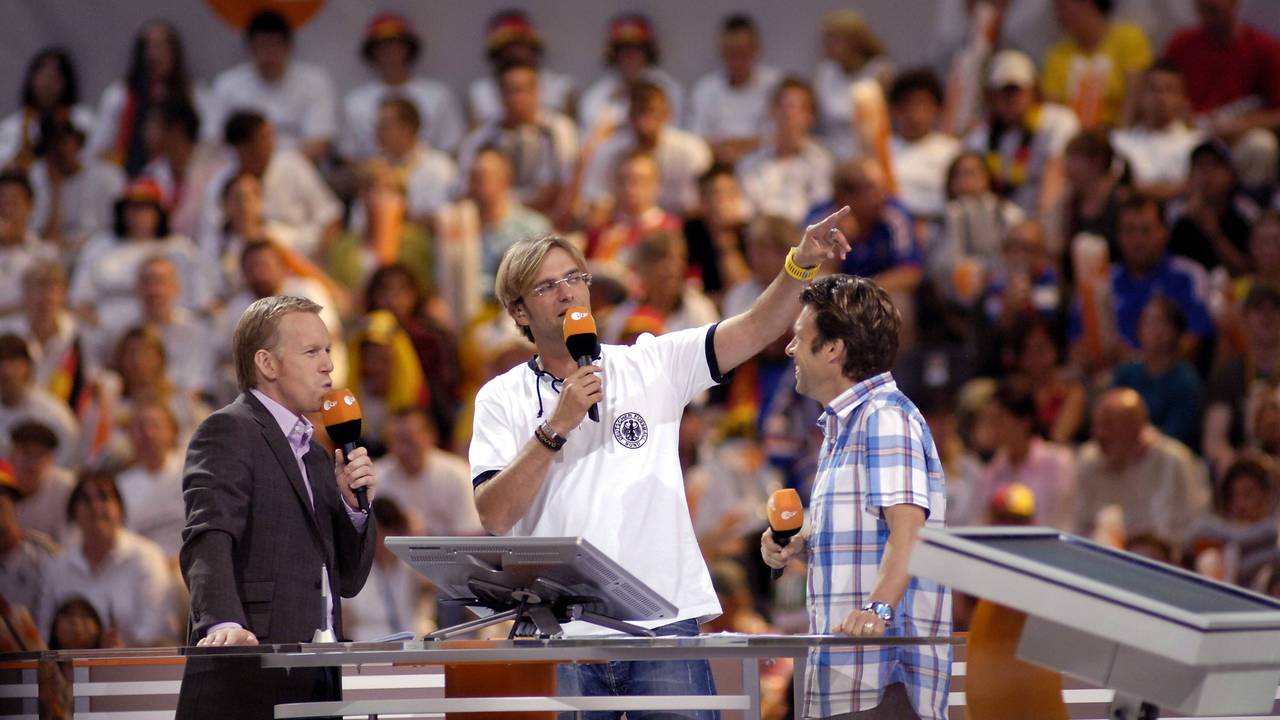 ZDF-Moderator Johannes B. Kerner (li.) im Gespräch mit Jürgen Klopp und Urs Meier.