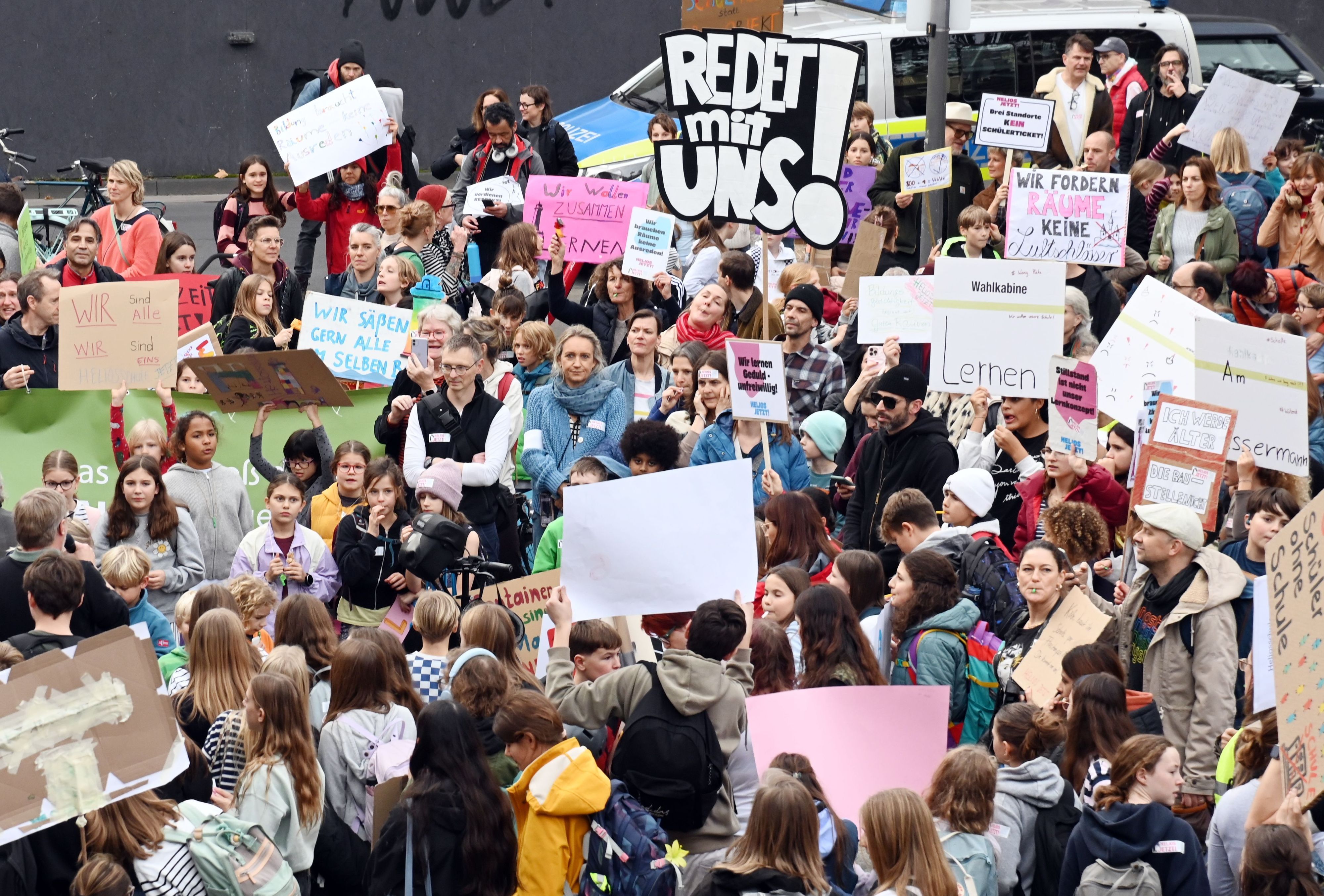 Eltern, Schüler und Lehrer der Heliosschule demonstrierten im November 2025 vor dem Rathaus: „Wir leisten seit Jahren Unmögliches – mit Herz, Engagement und Mut. Aber jetzt ist Schluss mit Provisorien!“