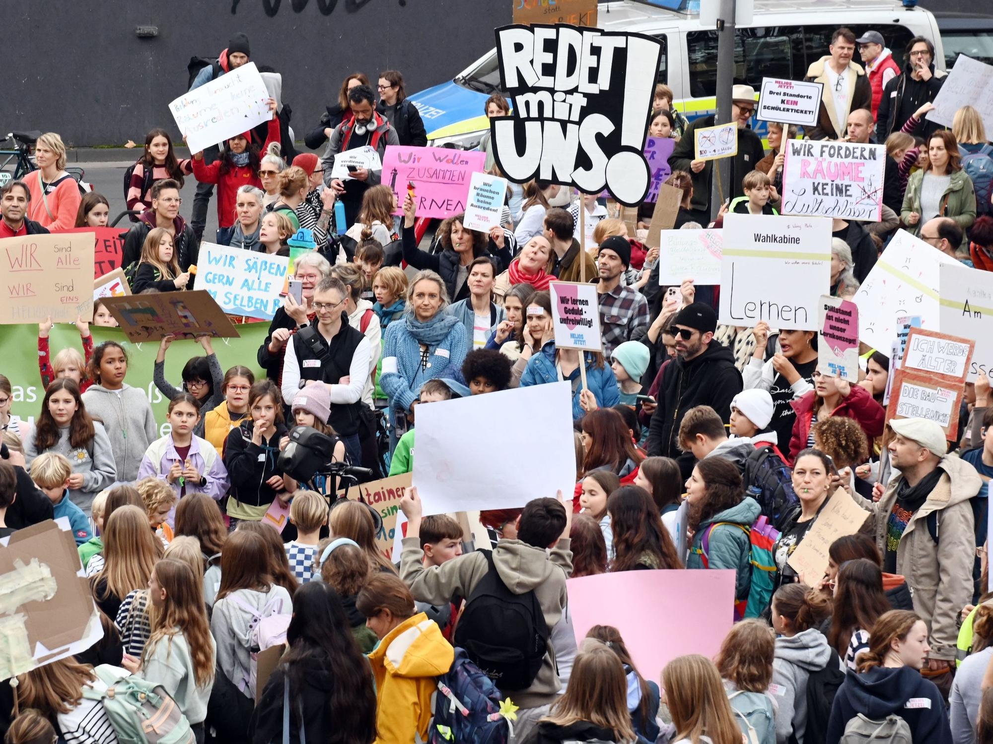 Eltern, Schüler und Lehrer der Heliosschule demonstrierten im November 2025 vor dem Rathaus: „Wir leisten seit Jahren Unmögliches – mit Herz, Engagement und Mut. Aber jetzt ist Schluss mit Provisorien!“