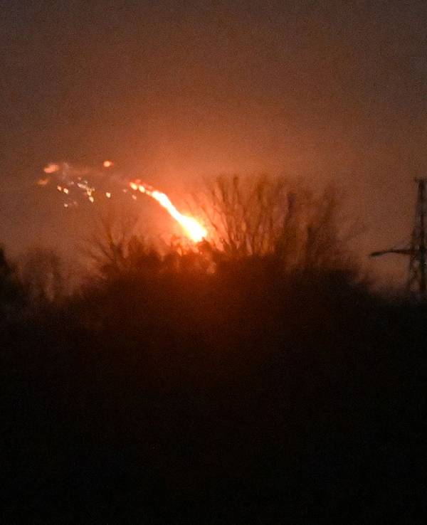 Das Foto zeigt eine russische Drohne, die am 14. November 2025 während der russischen Invasion in der Ukraine von der ukrainischen Luftabwehr über Kijiw abgeschossen wurde.